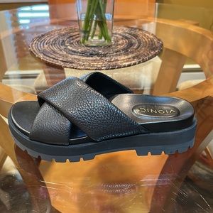 NWOT Vionic Vesta Flatform Lug Sandal, size 7.